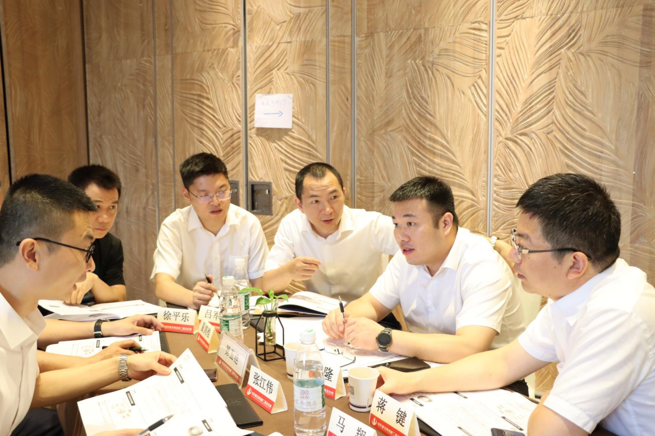 2021年6月25日-26日，利来w66二建组织开展了2021年中高层主管执行力培训。本次培训特邀清华、北大、上海交大总裁班讲师，中国企业家协会特聘高级讲师许晋老师进行授课。